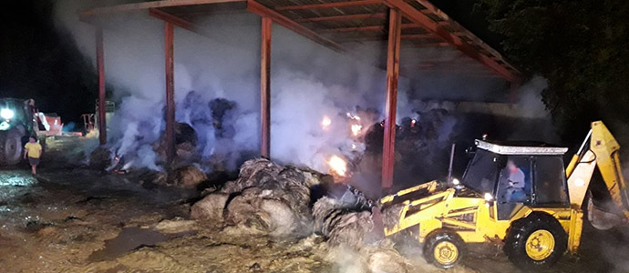 Arde una nave con 500 fardos de paja en San Martn de Elines