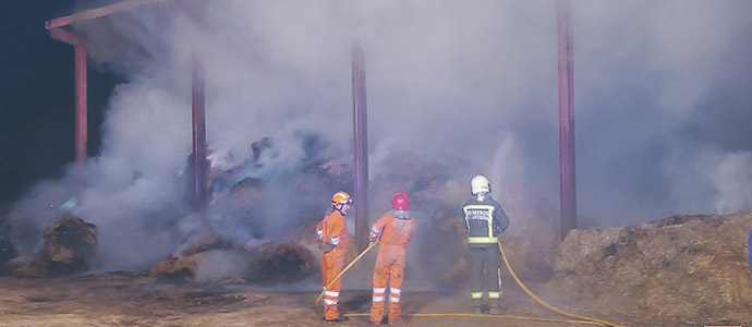 Arde una nave con 500 fardos de paja en San Martn de Elines