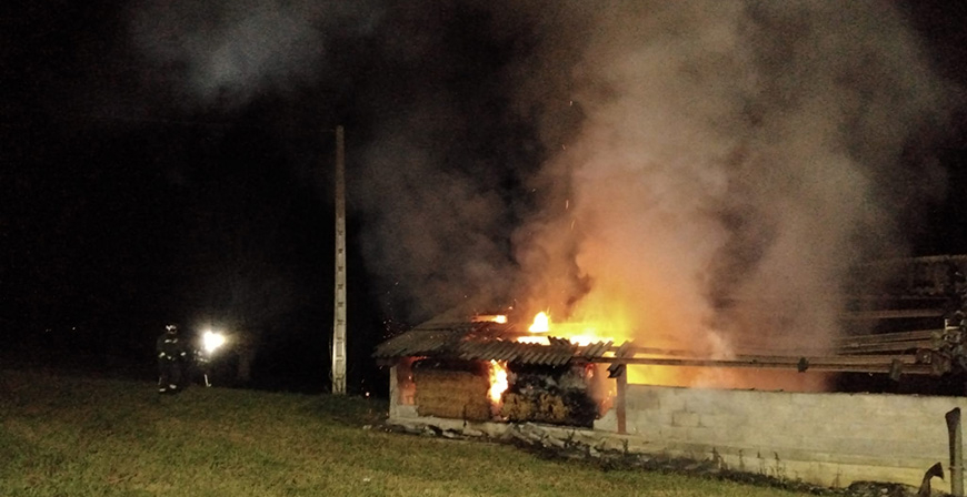 Arde una nave ganadera en Villacarriedo
