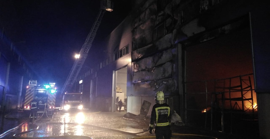 Arde una nave del polgono de Barros