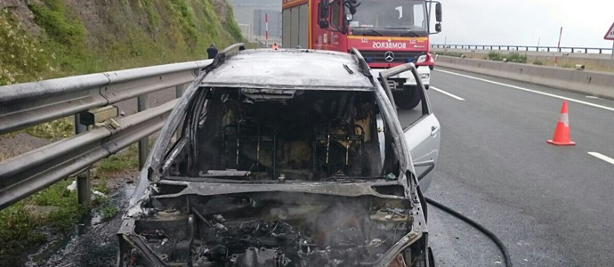 Arde un turismo en el viaducto de Lantueno