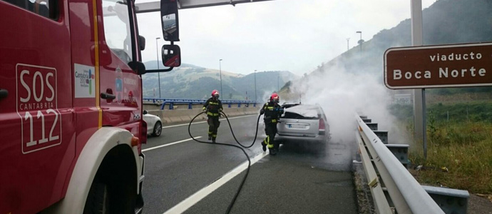 Arde un turismo en el viaducto de Lantueno