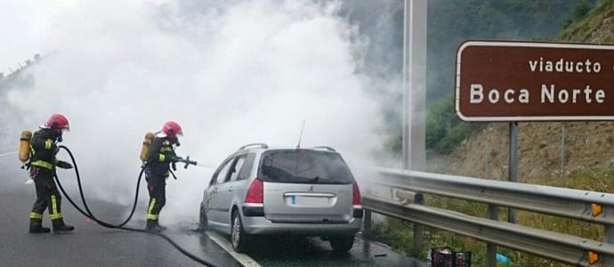 Arde un turismo en el viaducto de Lantueno