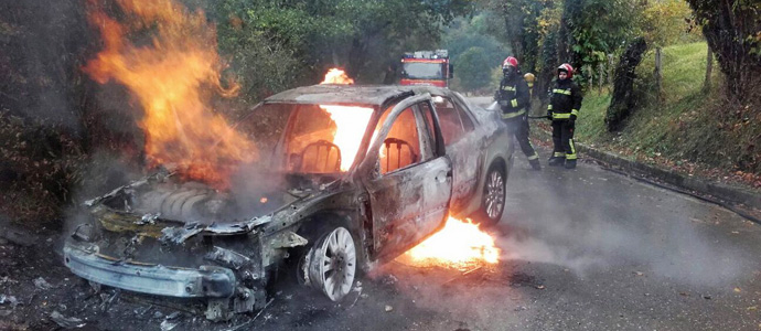 Arde un vehculo en Anievas