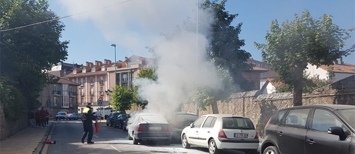 Arde un vehculo en el centro de Reinosa