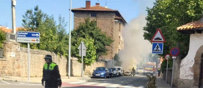 Arde un vehculo en el centro de Reinosa