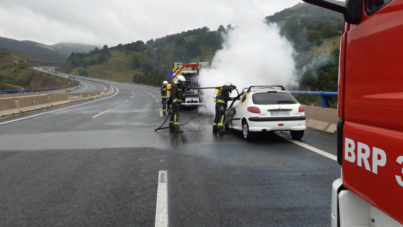 Arde un vehculo en el viaducto de Pujayo