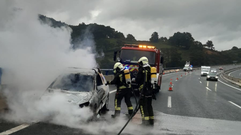 Arde un vehculo en el viaducto de Pujayo