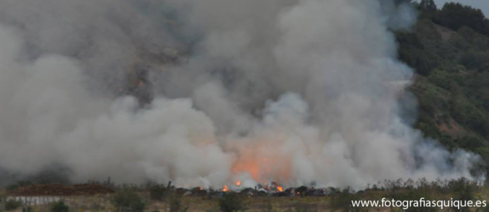 Arde un vertedero junto a la cantera de Matamorosa