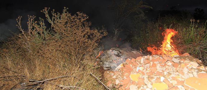 Arde un vertedero junto a la cantera de Matamorosa