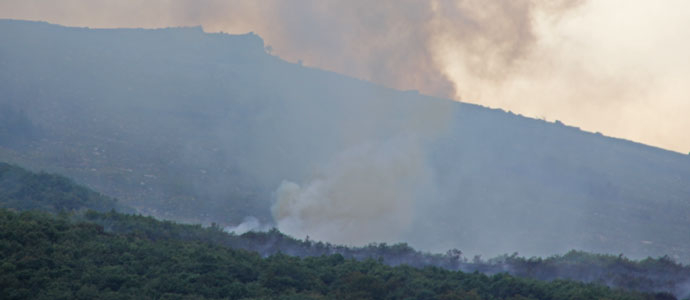 Arden los montes de Suano y Bustasur