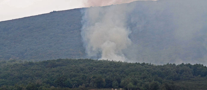 Arden los montes de Suano y Bustasur