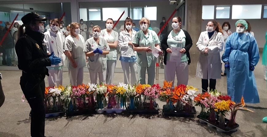 La Asociacin de Floristas homenajea a sanitarios y policas con ramos de flores