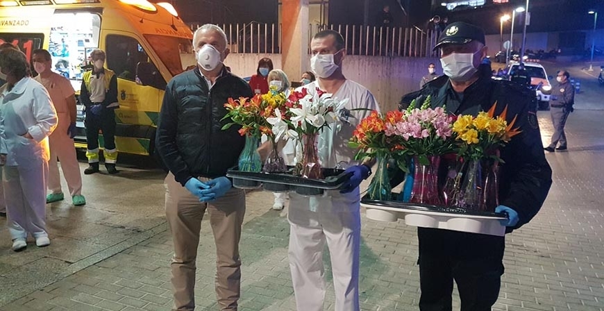 La Asociacin de Floristas homenajea a sanitarios y policas con ramos de flores