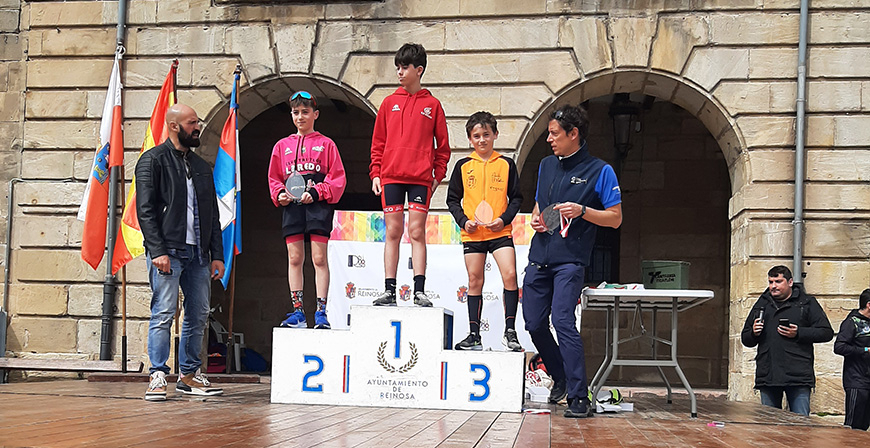 Los atletas del Reinosa Running se suben al podio de la XLI Carrera de San Jos de Villasana de Mena