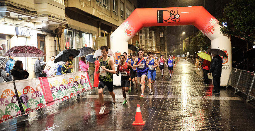 Atletismo bajo una incesante lluvia