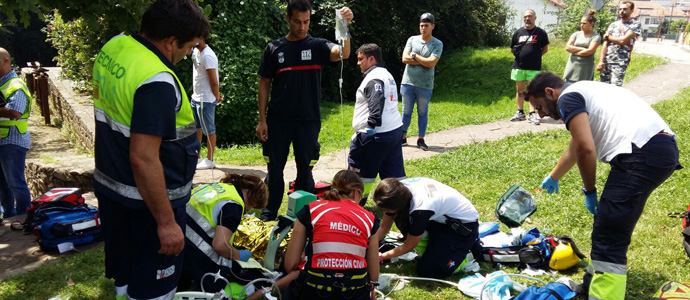 Auxilian a una menor belga que ha cado por un salto de agua del ro Pas