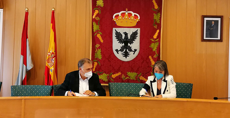 El Ayuntamiento de Aguilar y Galletas Gulln firman un convenio para conservar el polgono industrial de 'Laguna Salada'