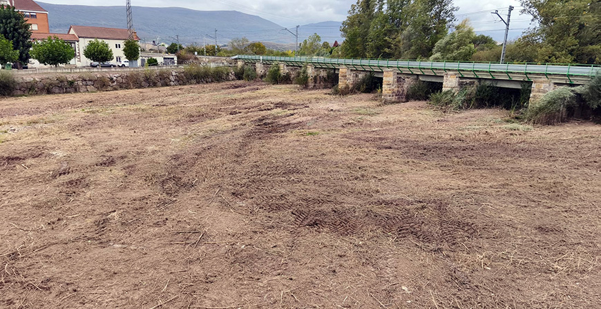El Ayuntamiento de Campoo de Enmedio limpia el tramo urbano del H�jar a su paso por Matamorosa