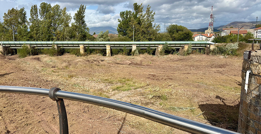 El Ayuntamiento de Campoo de Enmedio limpia el tramo urbano del H�jar a su paso por Matamorosa