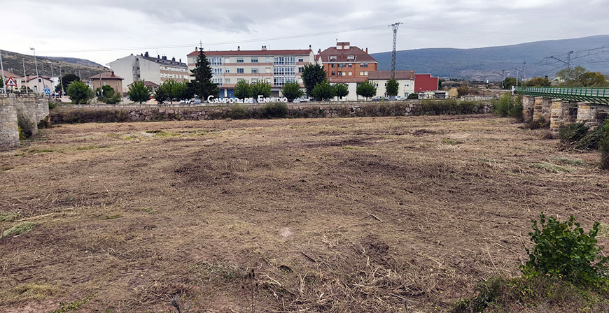 El Ayuntamiento de Campoo de Enmedio limpia el tramo urbano del H�jar a su paso por Matamorosa