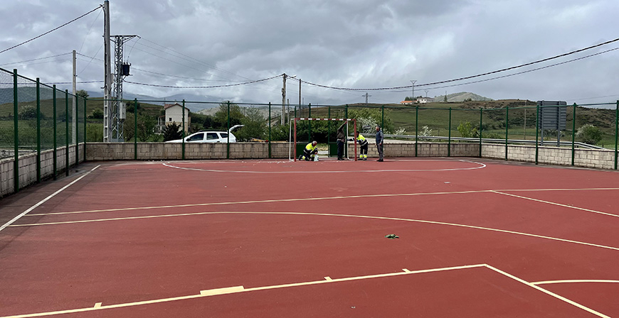 El Ayuntamiento de Campoo de Enmedio realiza mejoras en la pista polideportiva de Nestares