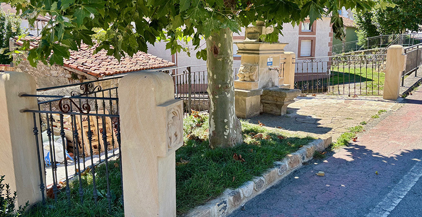 El Ayuntamiento de Campoo de Enmedio remodela la plaza de Ca�eda