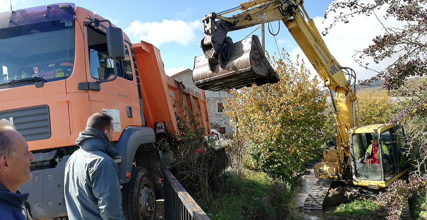 El Ayuntamiento de Campoo de Yuso limpia tres arroyos para prevenir inundaciones