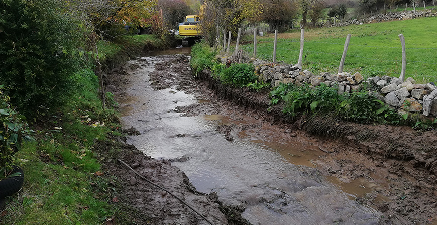El Ayuntamiento de Campoo de Yuso limpia tres arroyos para prevenir inundaciones