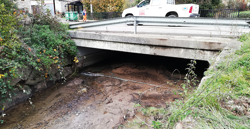 El Ayuntamiento de Campoo de Yuso limpia tres arroyos para prevenir inundaciones