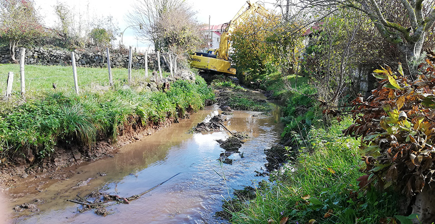 El Ayuntamiento de Campoo de Yuso limpia tres arroyos para prevenir inundaciones
