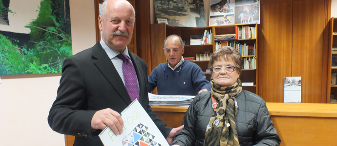 El Ayuntamiento distribuye entre los vecinos el calendario municipal