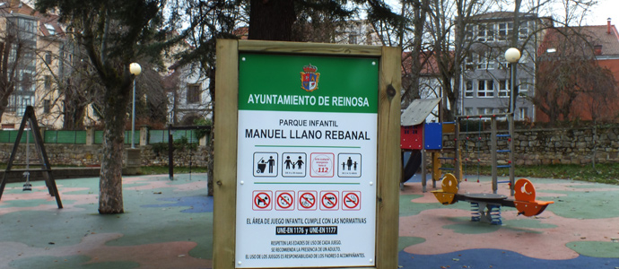 El Ayuntamiento instala nuevos carteles informativos en las reas de juego infantil