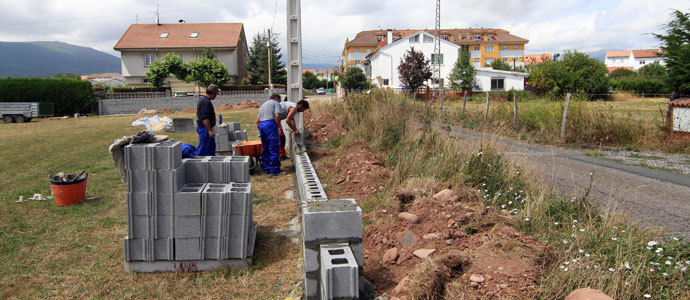 El Ayuntamiento mejora los accesos a la calle La Vega de Matamorosa