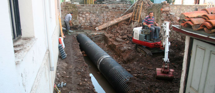 El Ayuntamiento repara el antiguo canal de desage en Matamorosa
