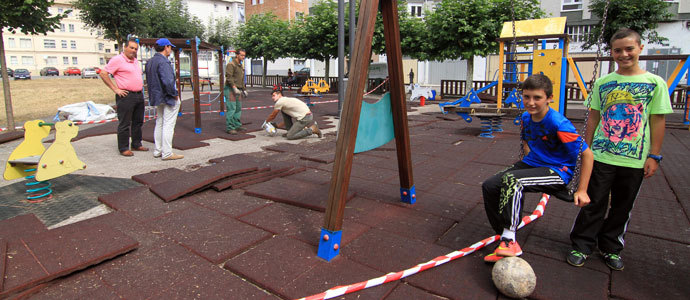 El Ayuntamiento repara los suelos de tres parques infantiles del municipio