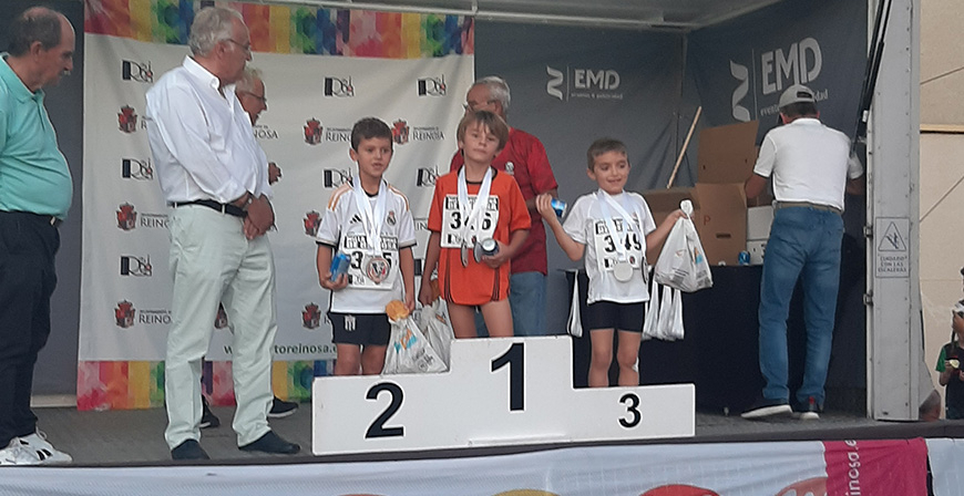 Azahara Vallejo y Hctor Martnez se imponen en sus categoras de la XI Milla y III Legua Nocturna de Reinosa