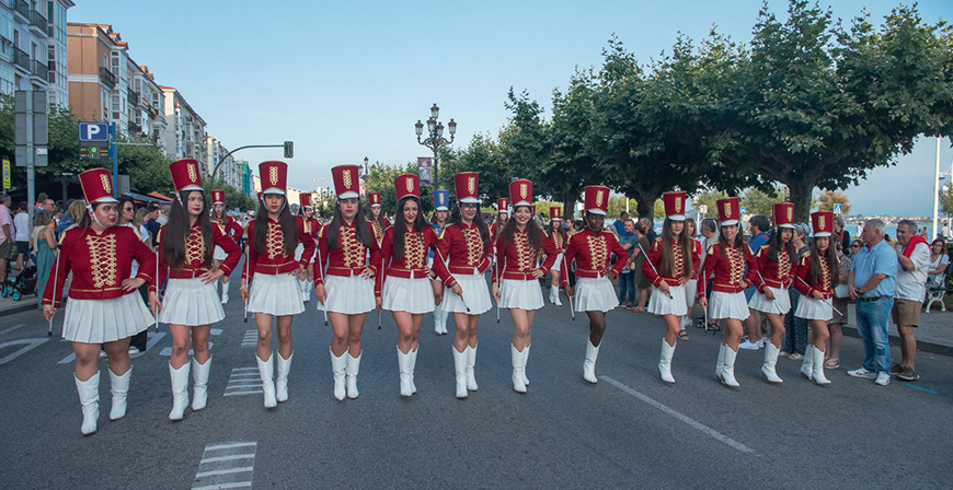 La Banda de Cornetas y Tambores y Majorettes de Reinosa desfilan en la Semana Grande de Santander