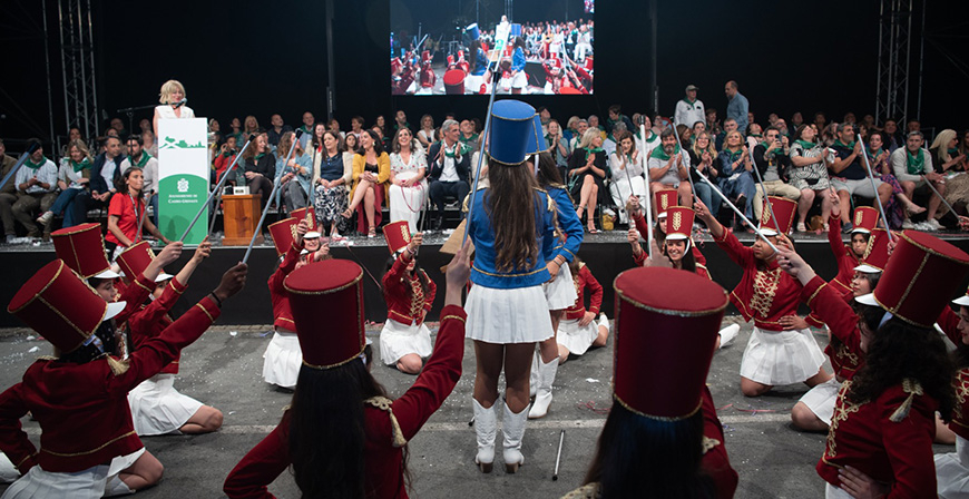 La Banda de Cornetas y Tambores y Majorettes de Reinosa desfilaron en el Coso Blanco