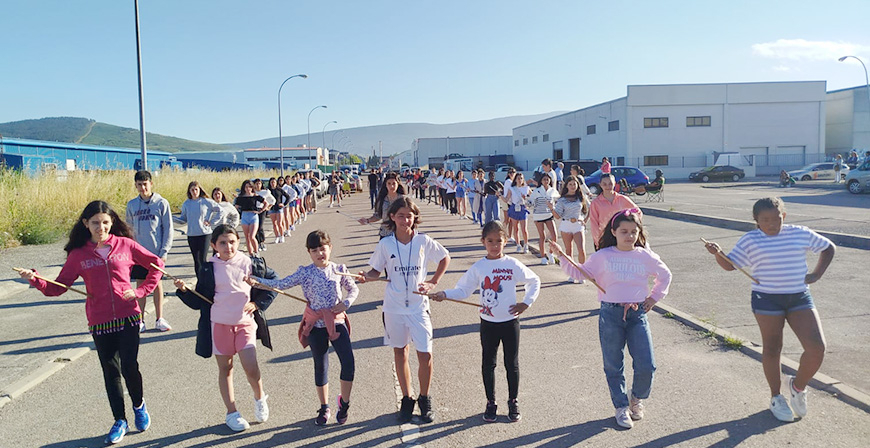 La Banda de Cornetas y Tambores y Majorettes de Reinosa est a punto para desfilar en las fiestas de verano de Cantabria