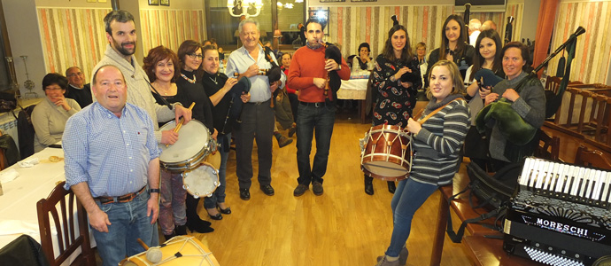La Banda de Gaitas de Naveda celebra su cena navidea