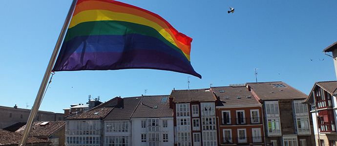 La bandera arco iris ondea en el Ayuntamiento de Reinosa