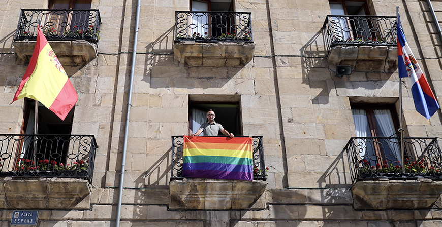 La bandera arco�ris vuelve a ondear en el Ayuntamiento de Reinosa