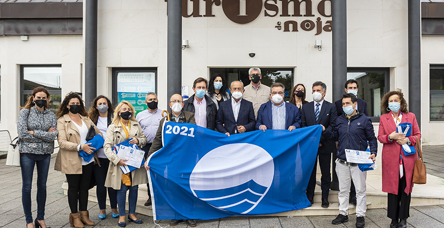 La bandera azul ya ondea en once playas de Cantabria