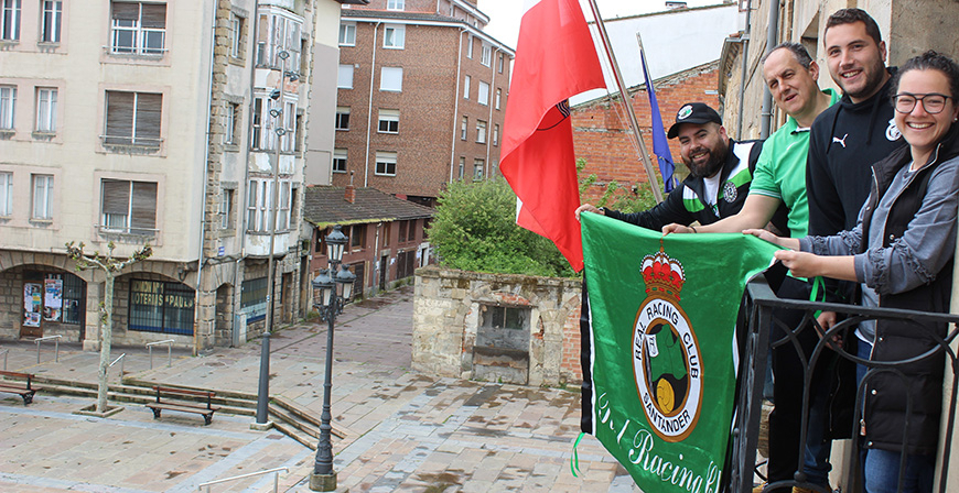 Las banderas del Racing de Santander y de la Pea Kant-Iber ondearn en el Consistorio hasta final de temporada