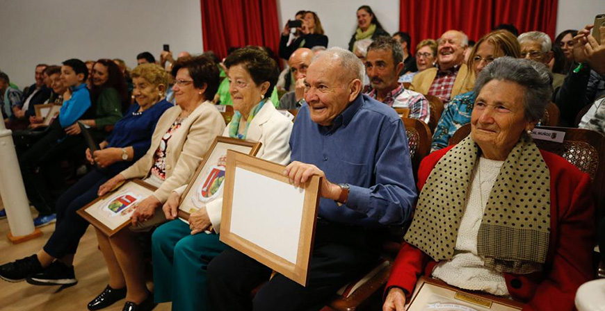 Brcena de Pie de Concha homenajea a 18 vecinos de 85, 86 y 87 aos del municipio