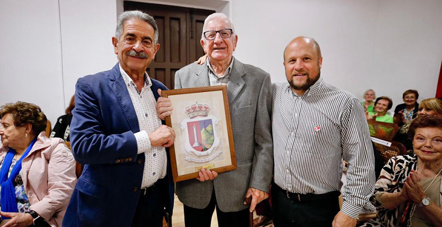 Brcena de Pie de Concha homenajea a 18 vecinos de 85, 86 y 87 aos del municipio