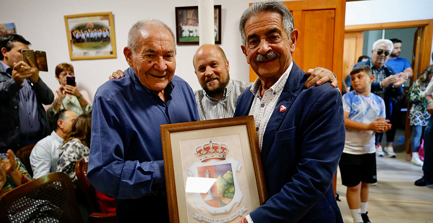 Brcena de Pie de Concha homenajea a 18 vecinos de 85, 86 y 87 aos del municipio