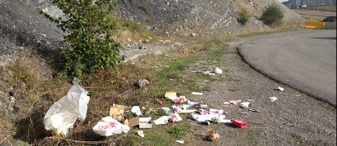 Basura en el enlace de la A-67, a la altura de Santiurde de Reinosa