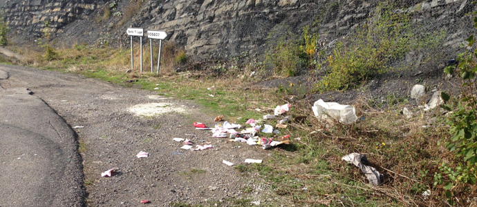 Basura en el enlace de la A-67, a la altura de Santiurde de Reinosa